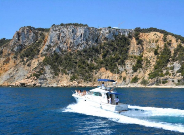  在 Javea 前面的船上行走 